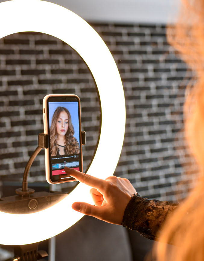 influencer recording a video through a ring light